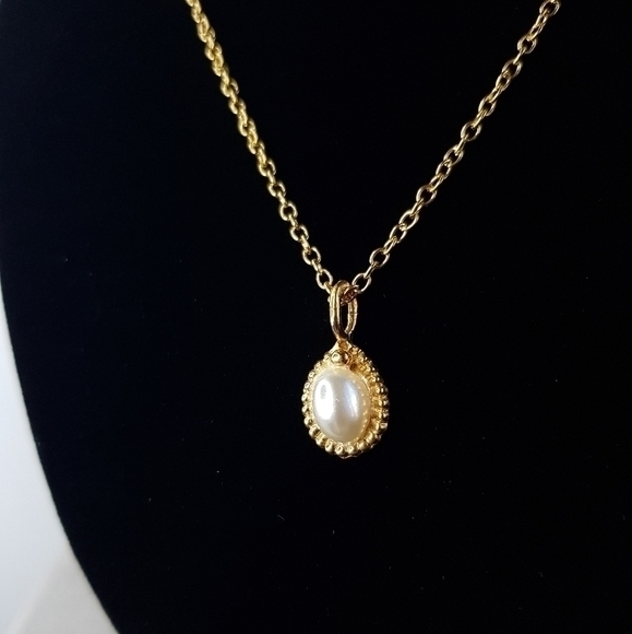 4/24$ 🌻 Vintage faux pearl and gold tone delicate necklace - Picture 3 of 4